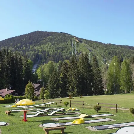 Enjoyharrachov - Atraktivní Klidný Klimatizovaný 20 V Centru Harrachova S Parkováním, Wifi-wlan, Sat, Herní Konzolí, Ipad, Netflix Zdarma, Možností Dobíjení Auta, Výhledem Do Zahrady A Na Kostelík Jen 150m Od Lanovky * Harrachov