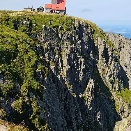Lejlighed Enjoyharrachov - Atraktivni Klidny Klimatizovany 20 V Centru S Terasou A Parkovanim, Wifi-wlan, Sat, Herni Konzoli, Ipad, Netflix Zdarma, Moznosti Dobijeni Auta, Vyhledem Do Zahrady A Na Kostelik Jen 150m Od Lanovky Harrachov