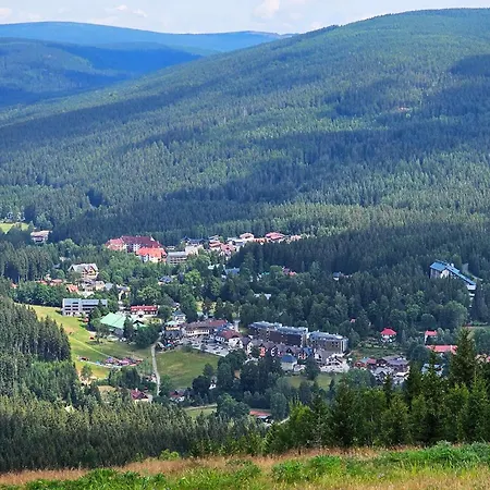 Enjoyharrachov - Atraktivni Klidny Klimatizovany 20 V Centru S Terasou A Parkovanim, Wifi-wlan, Sat, Herni Konzoli, Ipad, Netflix Zdarma, Moznosti Dobijeni Auta, Vyhledem Do Zahrady A Na Kostelik Jen 150m Od Lanovky