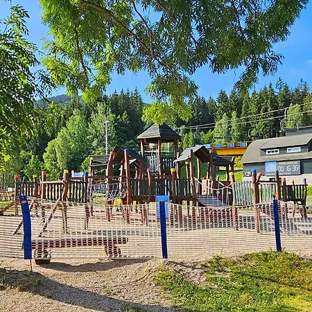 Enjoyharrachov - Atraktivní Klidný Klimatizovaný 20 V Centru Harrachova S Parkováním, Wifi-wlan, Sat, Herní Konzolí, Ipad, Netflix Zdarma, Možností Dobíjení Auta, Výhledem Do Zahrady A Na Kostelík Jen 150m Od Lanovky Harrachov