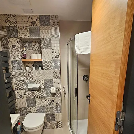 Enjoyharrachov - Atraktivni Klidny Klimatizovany 20 V Centru Harrachova S Parkovanim, Wifi-wlan, Sat, Herni Konzoli, Ipad, Netflix Zdarma, Moznosti Dobijeni Auta, Vyhledem Do Zahrady A Na Romanticky Kostelik Harrachov