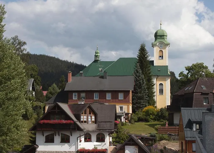 Enjoyharrachov - Atraktivni Klidny Klimatizovany 20 V Centru Harrachova S Parkovanim, Wifi-wlan, Sat, Herni Konzoli, Ipad, Netflix Zdarma, Moznosti Dobijeni Auta, Vyhledem Do Zahrady A Na Kostelik Jen 150m Od Lanovky شقة