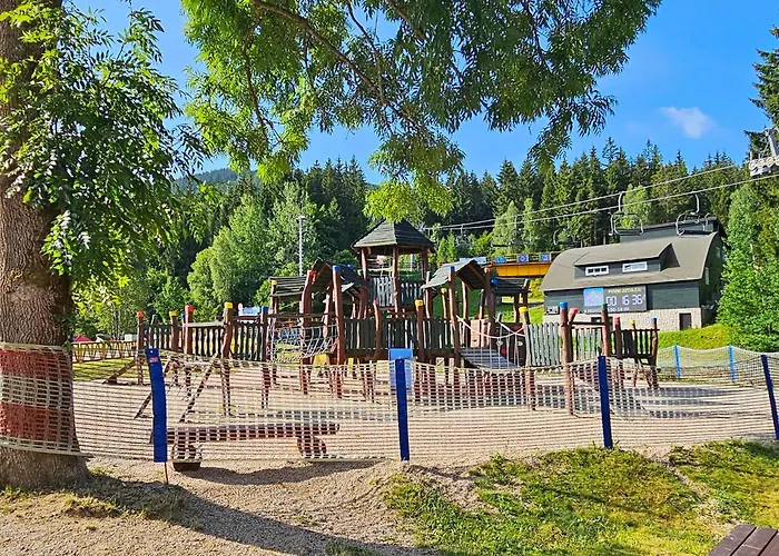 Enjoyharrachov - Atraktivni Klidny Klimatizovany 20 V Centru Harrachova S Parkovanim, Wifi-wlan, Sat, Herni Konzoli, Ipad, Netflix Zdarma, Moznosti Dobijeni Auta, Vyhledem Do Zahrady A Na Kostelik Jen 150m Od Lanovky هاراشوف